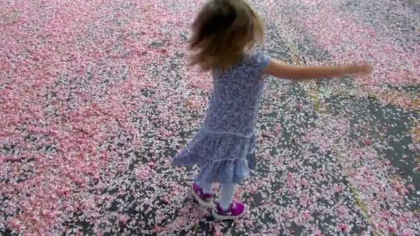 Une Jolie Petite Fille Joyeuse Tournant Tournant Sur Lit Épais — Video