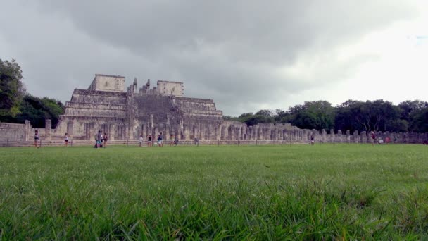 Plaza Thousand Columns Mexico Walking Tourists — Stock Video