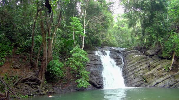 Lapso Tiempo Hombre Que Sonríe Alegremente Señala Las Cataratas — Vídeos de Stock