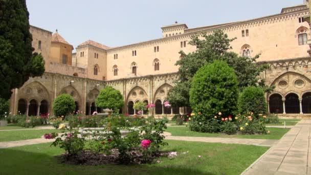 美丽的大教堂 绿色的植物和盛开的花朵的西班牙 — 图库视频影像