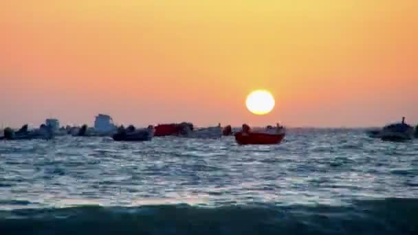 时间流逝 摇摆小船和迷人的日落的加斯西班牙 — 图库视频影像