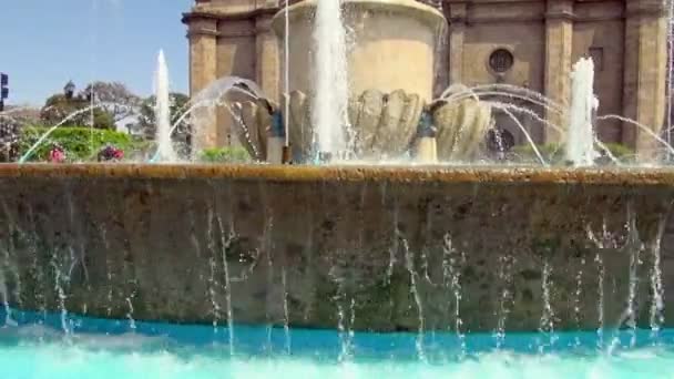 Pan Destra Sinistra Acqua Traboccante Della Fontana Splash Sotto Cattedrale — Video Stock