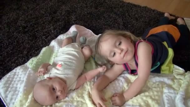 Geschwister Zeigen Liebe Zwischen Süßem Baby Und Ziemlich Großer Schwester — Stockvideo