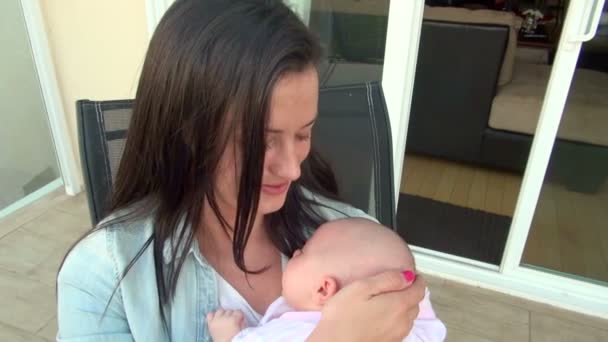 母亲高兴地看着她熟睡的婴儿 同时给她的新生孩子的爱和照顾 — 图库视频影像