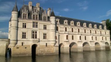 Pan Upward: Açık mavi gökyüzü ve muhteşem Chateau de Chenonceau Fransa'nın parlak güneşli bir günde