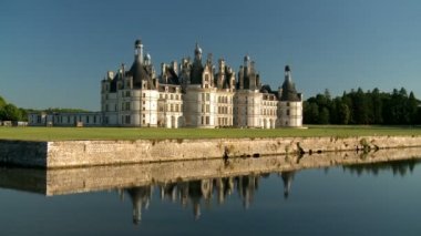 Zoom-in yavaş: güzel geniş görünüm, Chateau de Chambord ünlü ülke Fransa