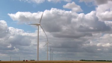 Zoom-in: Windfarms gri bulutlar ile Fransa Loire Valley, şaşırtıcı