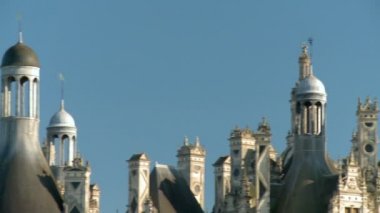 Pan ve Zoom-out: The Grand ve güzel Chateau de Chambord Fransa Doğa ortasında ayakta