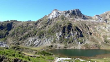 Pan Gölü Cerveriz Somiedo Milli Parkı'nda yanında dev dağ aralıkları arasında hareketli görüntüleri vurdu.