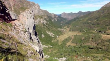 Hala atış bir kayalık uçurum yüz ve doğal dağlık manzara Somiedo Milli Parkı.