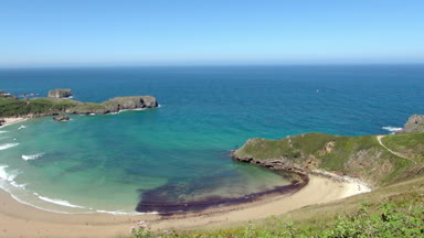 Görüntüleri güzel kabuk şekilli Torimbia beach çevresinde kaydırmak. Bu popüler Çıplaklar Plajı shorelines dotting insanlar.