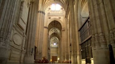 Yeni Katedrali yürüme insanlarla kuleye doğru - ararken Salamanca İspanya içinde görüntülemek