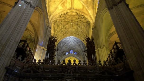 美丽的灯光 西班牙塞维利亚圣玛丽大教堂惊人的宏伟天花板 — 图库视频影像