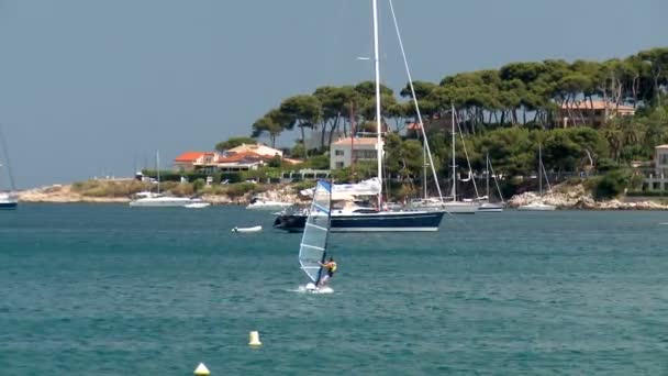 Herausforderndes Windsurfen Richtung Cote Azur Frankreich — Stockvideo