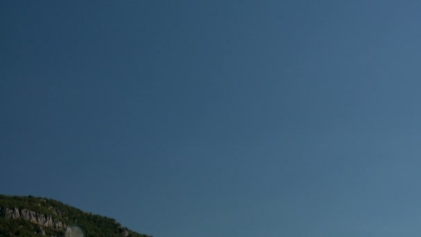Pan Downward Удивительный Город Барбеон Подножия Горы Франции — стоковое видео