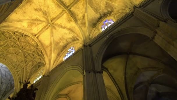 从右向左 西班牙塞维利亚圣玛丽大教堂惊人的天花板 — 图库视频影像