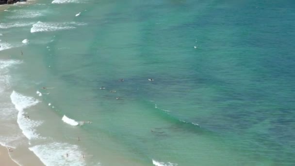 Vergrößern Sie Aufnahmen Mit Nahaufnahmen Von Surfergruppen Wunderschönen Blauen Meer — Stockvideo