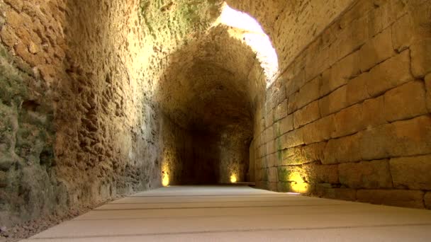 Vista Túnel Amurallado Piedra Teatro Romano Cádiz España Curva Derecha — Vídeo de stock