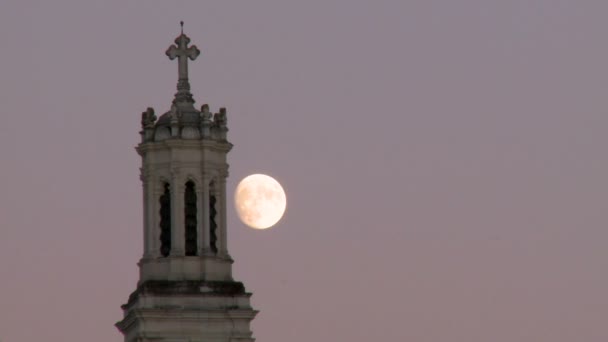 时间流逝 明亮的月亮和法国城堡 钱伯德的美丽的塔在夜 — 图库视频影像