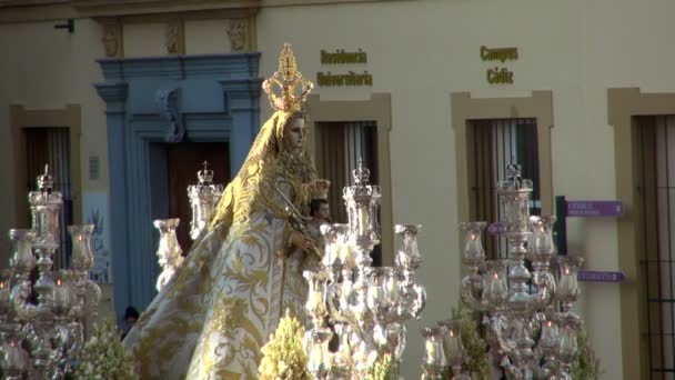 カディス スペインで大学の前の蝋燭とくずのロザリオ像の女性観 — ストック動画