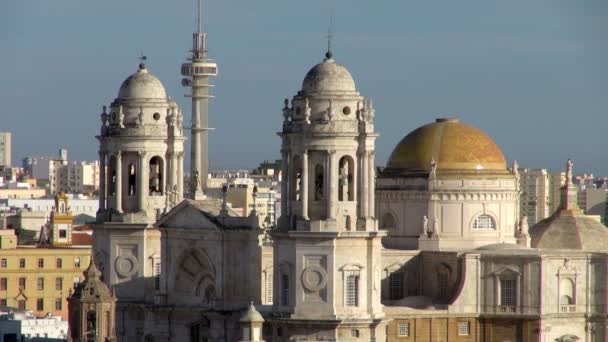 Utsikt Över Domkyrkan Cadiz Spanien Visar Kupolen Och Två Klocktorn — Stockvideo