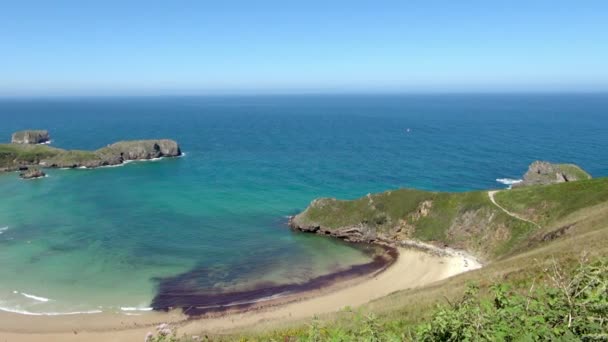 Pan Filmmaterial Rund Den Schönen Muschelförmigen Strand Von Torimbia Menschen — Stockvideo