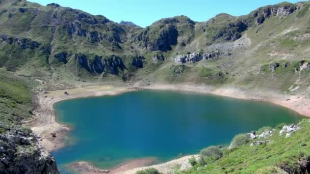 Impresionante Panorámica Del Hermoso Lago Calabazosa Parque Nacional Somiedo — Vídeos de Stock