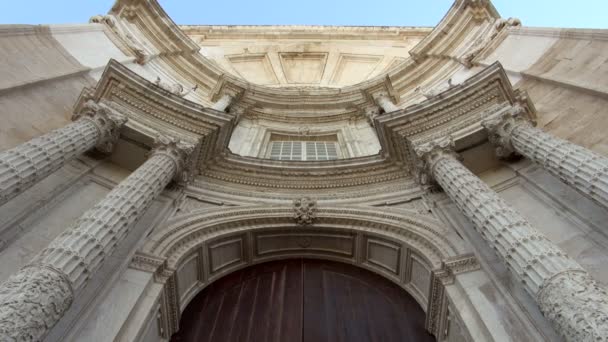 Blick Auf Die Fassade Der Kathedrale Von Cadiz Spanien Angewinkelt — Stockvideo