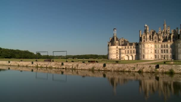 从左向右 美丽的城堡 钱伯德在一个明亮的晴朗的天 当被区域的河反射 — 图库视频影像