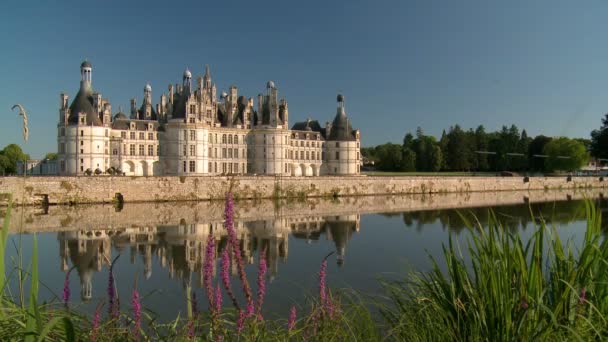 Breit Friedliches Ambiente Und Atemberaubende Aussicht Auf Das Chateau Chambord — Stockvideo