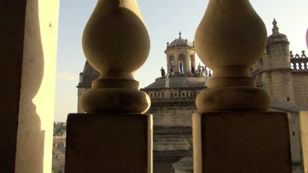 Turistas Caminhando Nas Torres Catedral Santa Maria Apreciando Vista Cidade — Vídeo de Stock