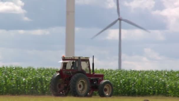 Pan Lewej Prawej Stary Traktor Czerwony Przelotową Wzdłuż Pól Doliny — Wideo stockowe