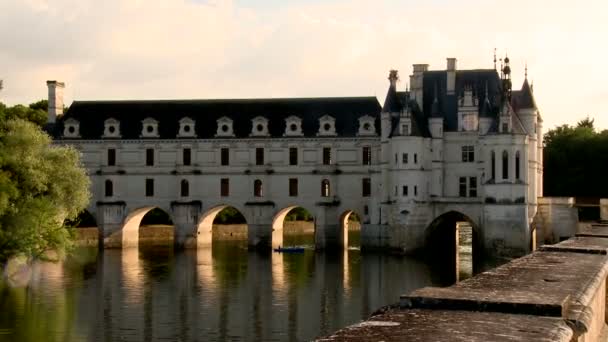 ズームで 青ボート水の反映とフランスのシャトー シュノンソー城の下に古い構造 — ストック動画