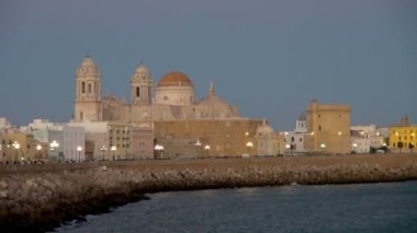 İspanya Cadiz katedralde görünümünü su tarafındaki alacakaranlıkta