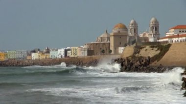 Cadiz waterfront binaları önünde kırma dalgalar ile görünümünü