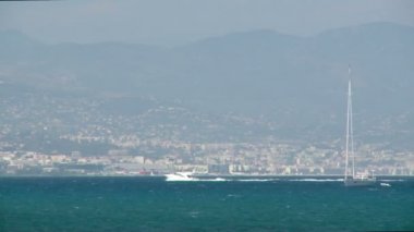 Muhteşem sahil, Cote D'azur geçen beyaz hızlı sürat teknesi