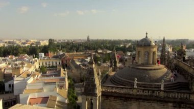 Turistler görüntüleme Seville İspanya ile Saint Mary Katedrali çatısında Sight Seeing