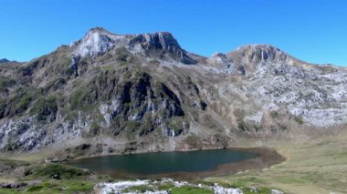 Hala görüntüleri gösteren dev kayalık dağ gölü Cerveriz Somiedo Milli Parkı'nda yanındaki.