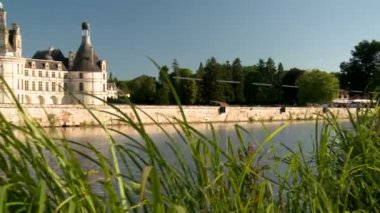 Pan sağdan sola: Chateau de Chambord ve nehir görünüm alanı üzerinde net bir güzel gün