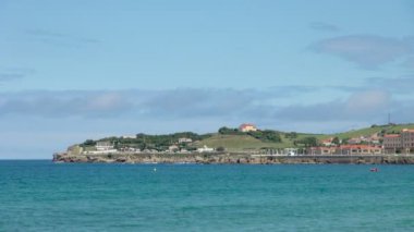 Bu hala çekim tepeler ile meşgul bir köprü içinde belgili tanımlık geçmiş ve açık bir okyanus ön planda bir ev gösterir.