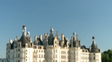 Hızlı Zoom-out: güzel görünümü Chambord Chateau de parlak güneşli bir günde