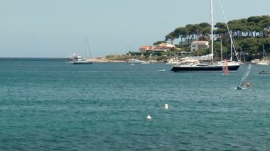 Eğlenceli ve zorlu Rüzgar Sörfü de güzel plaj, Cote D'Azur Fransa güneşli bir günde