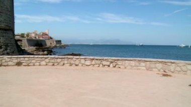 Pan soldan sağa: parlak güneşli bir günde Cote D'Azur mavi okyanus manzarası inanılmaz