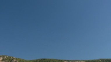 Pan aşağı doğru: Büyük yeşil Bargemon Fransa dağ ve güzel evleri