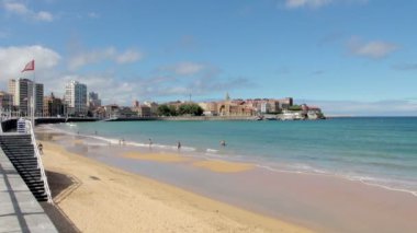 Bu hala insanlar eğlenirken ve Playa de San Lorenzo Beach Gijon deki deniz kıyısı boyunca yürüyüş eğleniyor gösterir.