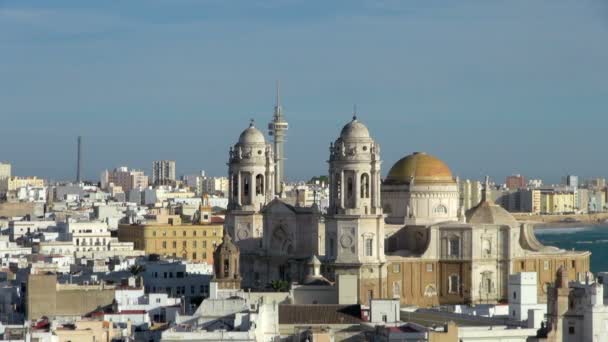 Utsikt Över Cádiz Katedral Spanien Solig Dag Med Vågor Som — Stockvideo