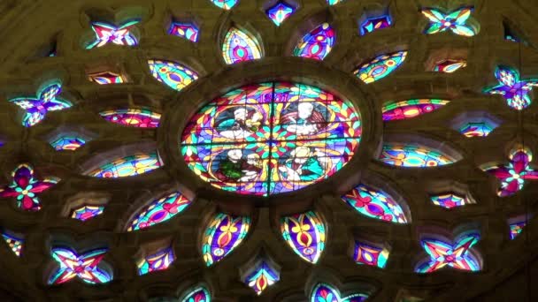 Närbild Målat Glas Katedralen Saint Mary Med Bilder Helgon — Stockvideo