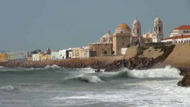 View Cadiz Waterfront Buildings Waves Breaking Mediterranean Ocean — Stock Video