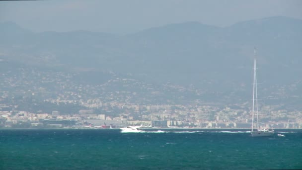 Barco Branco Velocidade Rápida Passando Pela Incrível Costa Costa Azur — Vídeo de Stock