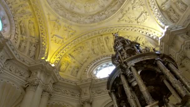 左向右平移 圣玛丽大教堂天花板上惊人的雕刻和设计 — 图库视频影像